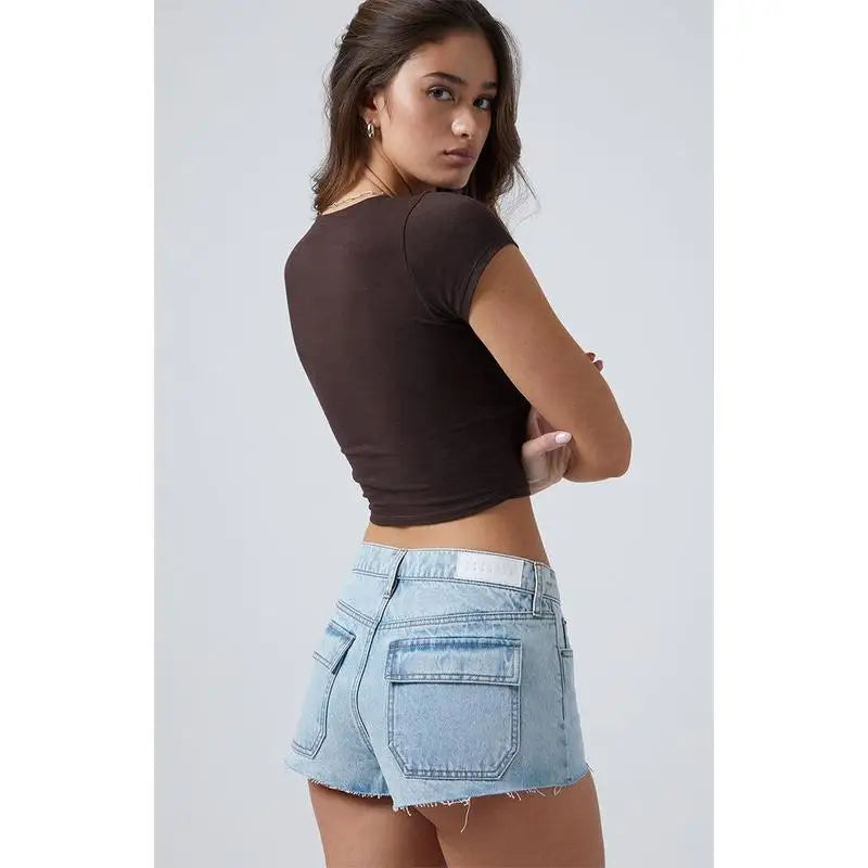 חולצת סטודיו דינמית בהדפס מעוצב