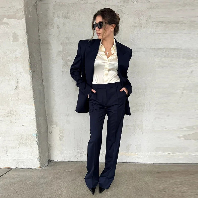 חליפת בלייזר ומכנסיים מחויטים